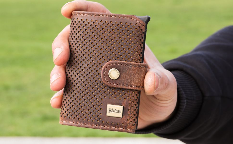 Mann mit Kartenetui aus Leder – elegante Kartenetui Leder Accessoires.