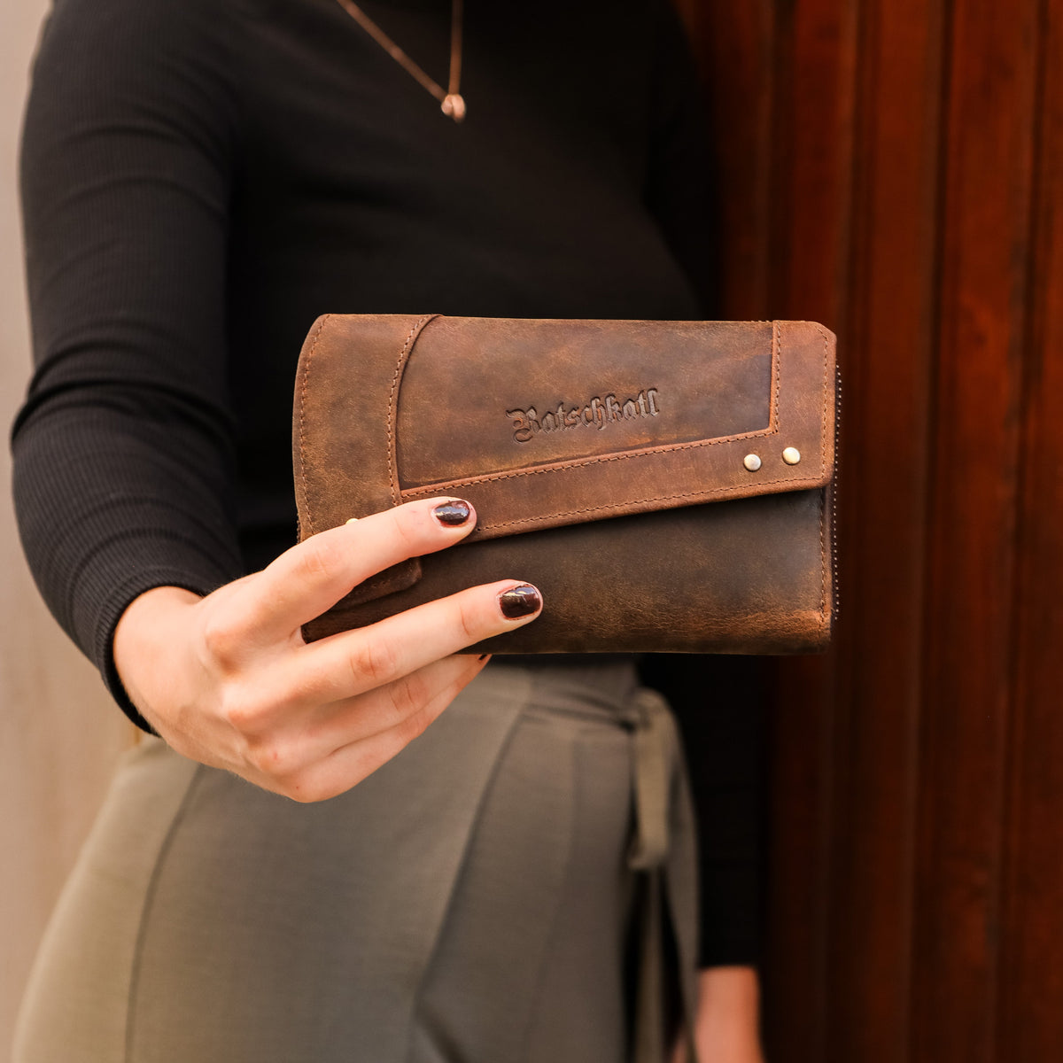 Große Damen-Geldbörse aus Leder mit umlaufendem Reißverschluss und Kartenfächern